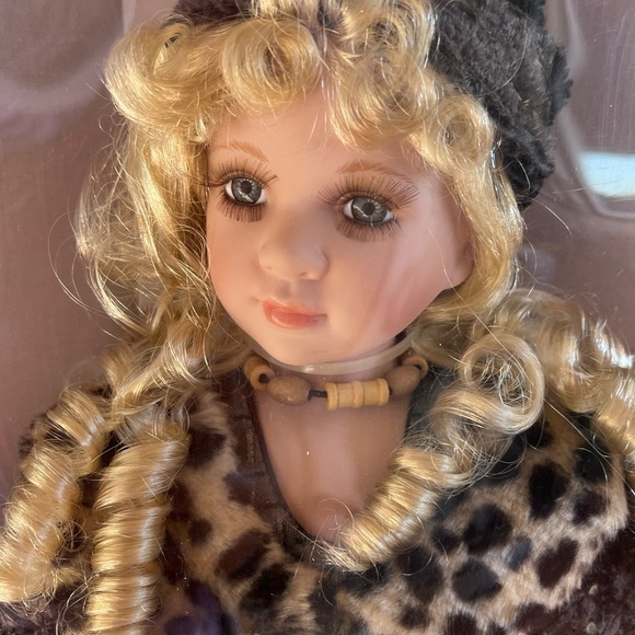 Year 2005 Cassandra Visconti Limited Edition Collector Porcelain Doll - Picture 3 of 16